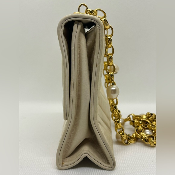 CHANEL Vintage Diamond Quilted Lambskin Pearl Gold Chain Shoulder Bag Small - Picture 3 of 16